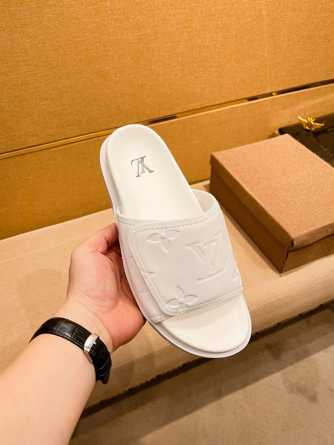 Men's men's shoes 💰 320💰 New model on the market 🔥[LV🔥 Louis Vuitton slippers] High-end 1:1 mold customization, original upgraded version of the outsole, lighter and non-slip. The market's top quality, fashionable and trendy, versatile and popular, simple yet tasteful, a must-have for fashionistas, exuding a fashionable and casual atmosphere, fashion is at your feet, full of confidence, the same style at the counter 👍The season of spring and summer slippers is here, super beautiful to wear, 38-44 2⃣️colors available🔥